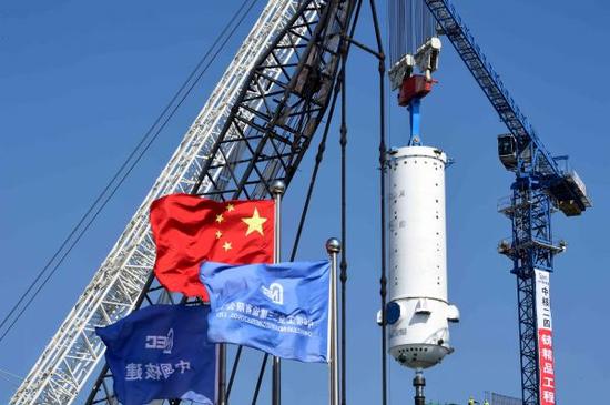华能山东石岛湾核电厂,反应堆压力容器在吊装中