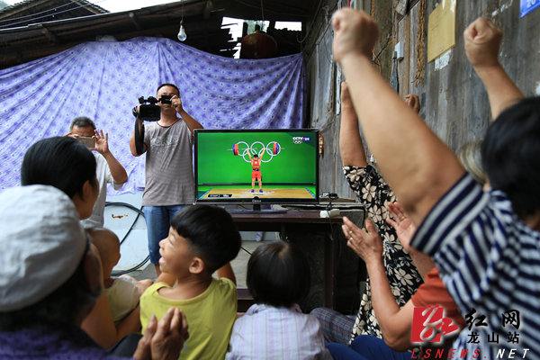 龙清泉里约夺冠乡亲们看直播为他加油|龙清泉