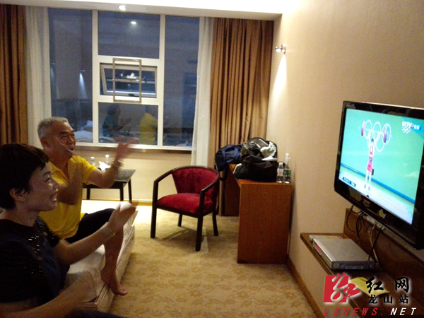 龙清泉里约夺冠乡亲们看直播为他加油|龙清泉