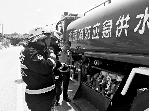 李磊的“民间消防队”在大石窝镇家喻户晓，三年免费参与灭火60余次。图为消防队在日常训练和实战灭火工作中的情况。