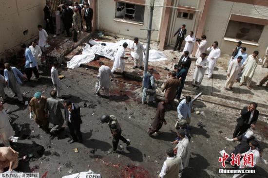 据美联社报道，当地时间8月8日上午，巴基斯坦西南部城市奎达一家医院遭炸弹袭击。图为遭袭击的医院。