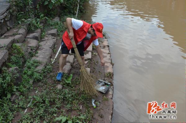凤凰古城里的志愿者清洁工|志愿者|街道