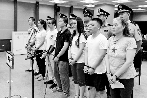 昨天，贾彩荣(右一)等7人因集资诈骗7000多万元在市二中院受审。 首席摄影记者 吴宁/摄
