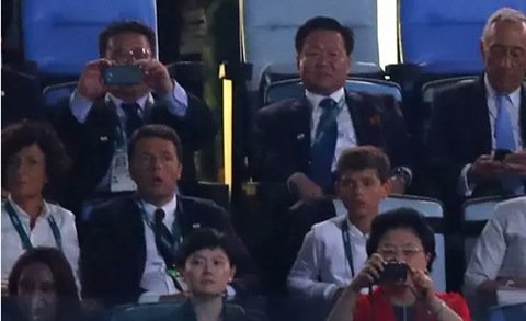 崔龙海出席里约奥运开幕式，右前拿相机的是中国国务院副总理刘延东。