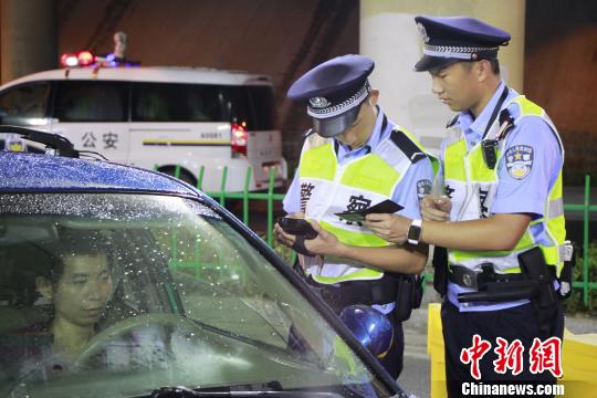 图为：杭州警方正在对行驶的车辆及驾驶人员进行检查。 杭州公安提供 摄