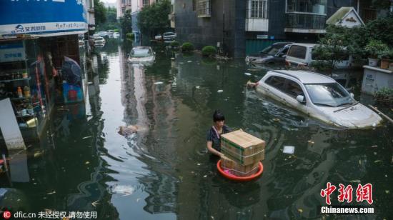7月12日，暴雨过后的第七天，武汉南湖雅园内渍水依然很深，小区内平均水深50至70厘米，最深处达1.5米。图片来源：东方IC 版权作品 请勿转载