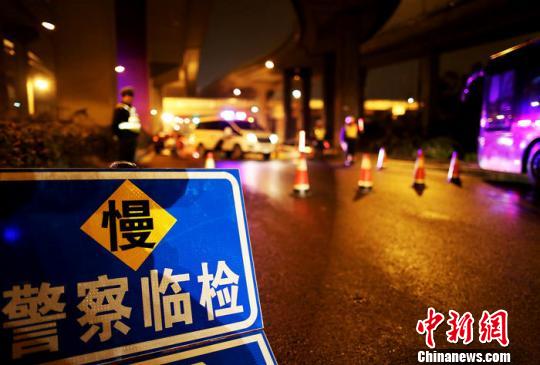 图为：杭州公安在各入城口都摆放着“警察临检”。 杭州公安提供 摄