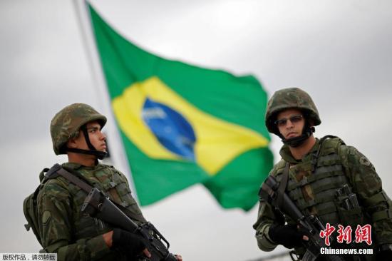 资料图：巴西海军陆战队在里约热内卢的瓜纳巴拉湾举行安保演习，应对可能发生的恐怖袭击。