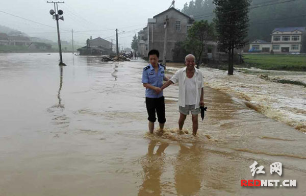 暴雨深夜突袭桃江 民警严防死守护平安