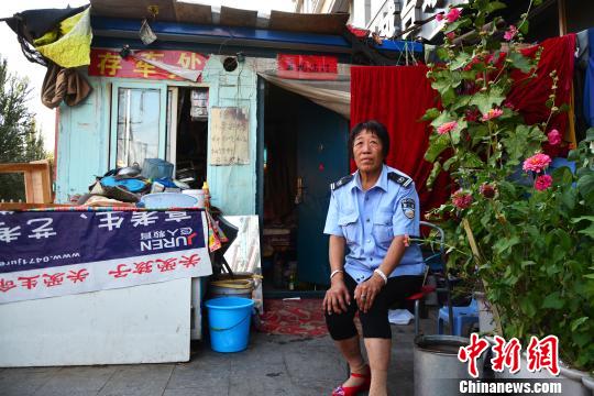 图为高利凤以及王志刚为她搭建的彩钢房。 张林虎 摄