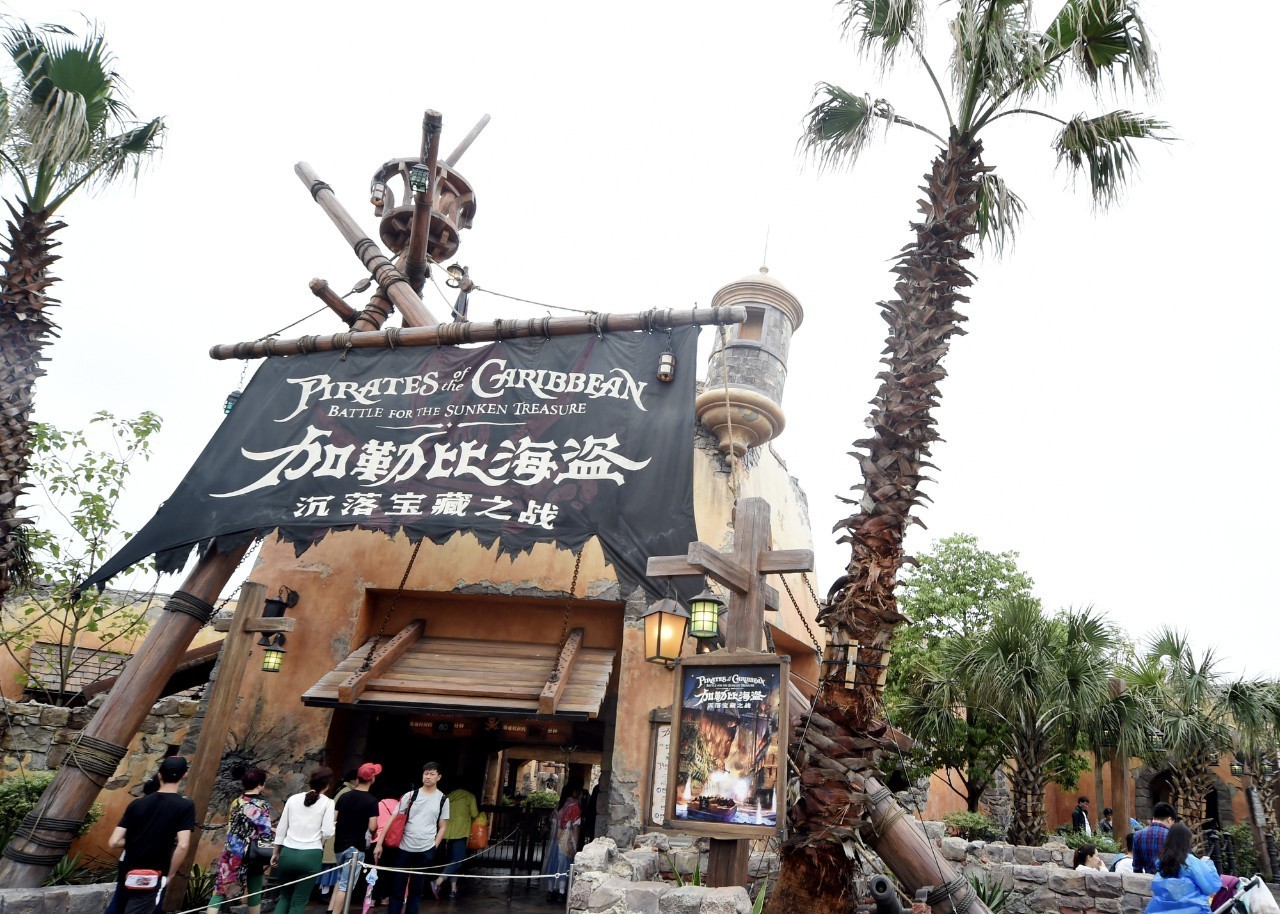 争议| 上海迪士尼多项目关闭游客排队数小时扑