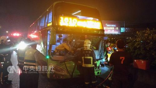 台湾一辆统联客运8月11日凌晨行经中山高速公路南下181公里时，45岁郭姓驾驶忽然昏倒，车辆擦撞内侧护栏后停下，车上7名乘客有5人受轻伤。 台湾“中央社”记者廖壬楷摄