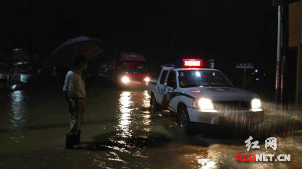 暴雨深夜突袭桃江 民警严防死守护平安