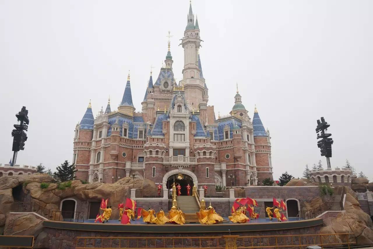 争议 | 上海迪士尼多项目关闭 游客排队数小时扑