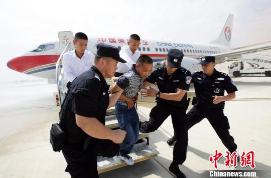 图为警方控制暴恐“嫌疑人”。 陈晓东 摄