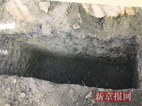被告人作案时挖的用于埋人的坑。 新京报记者 王贵彬 摄