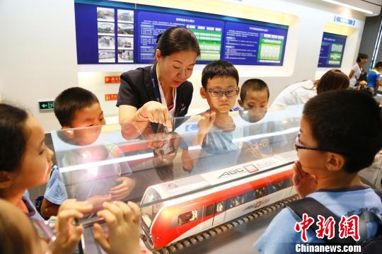 北京小学生探秘地铁“大脑”|地铁|京港|轨道交通_新浪新闻
