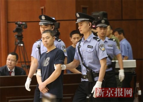 被告人姜军和被告人张兆东被带进法庭。 新京报记者 王贵彬 摄