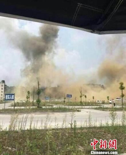 从驾校训练场拍到的爆炸现场。 自贡新闻广播 供图