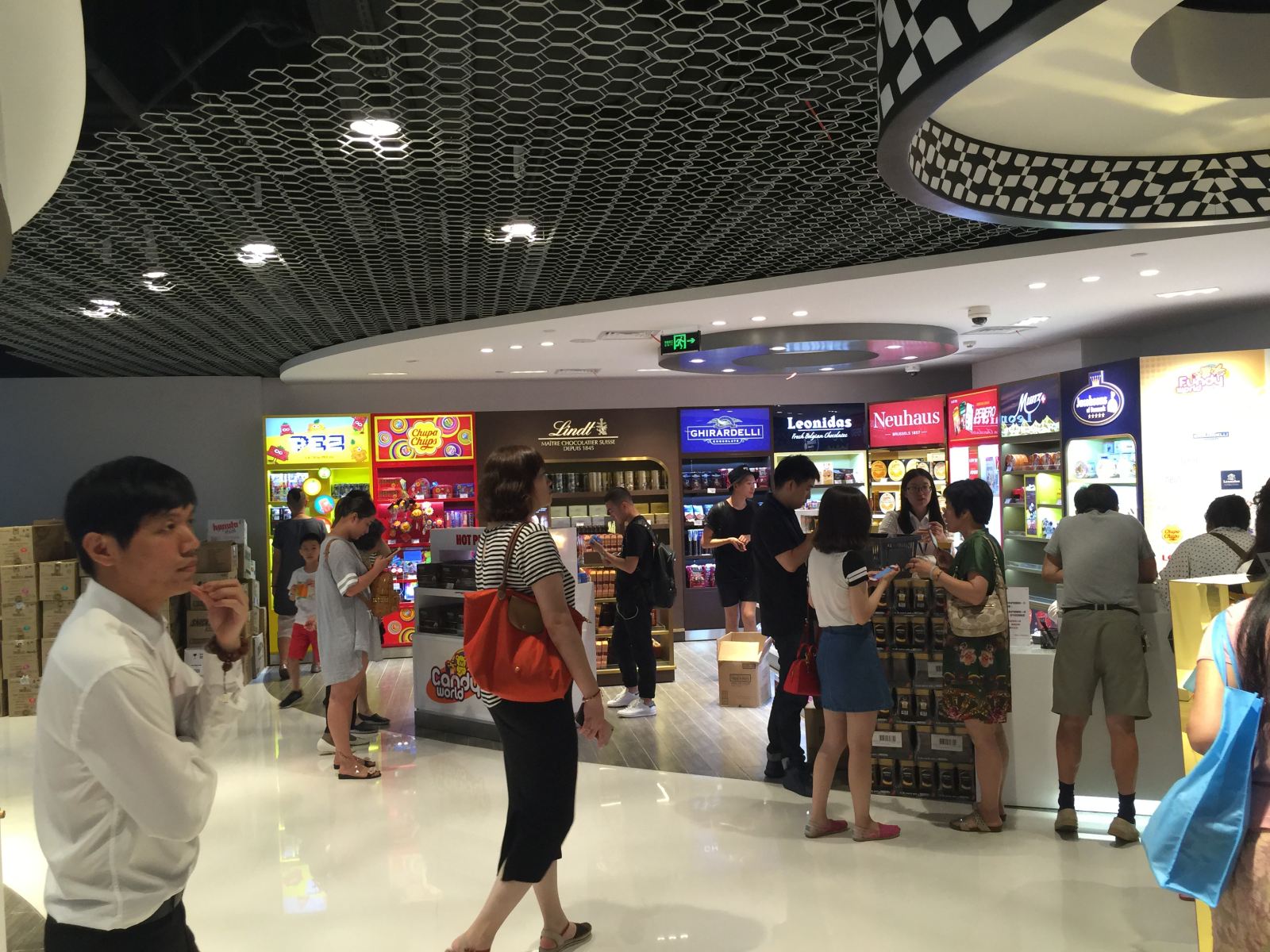 是上海人没见过世面?这家免税店居然要预约才