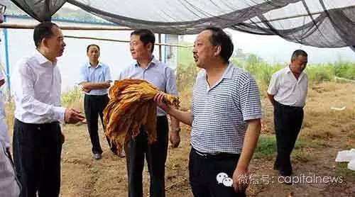 刘满堂（左一）与当地群众交谈
