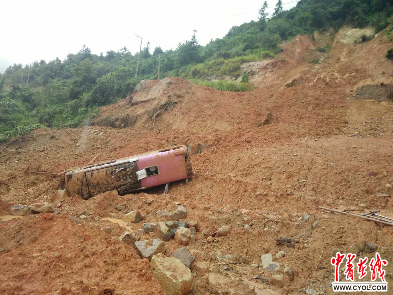 台湾旅游团大巴在福建龙岩遭遇山体滑坡 一中