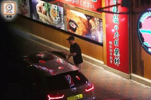 余文乐提新车奥迪RS6 带外籍性感美女游玩!还玩自拍~