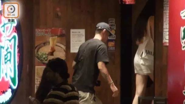 余文乐提新车奥迪RS6 带外籍性感美女游玩!还玩自拍~