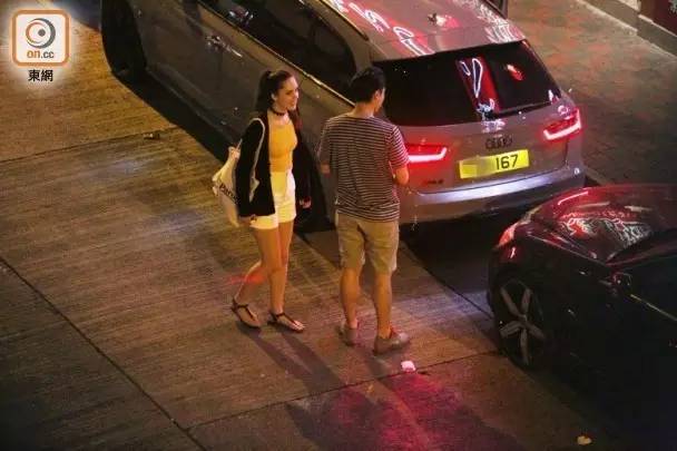 余文乐提新车奥迪RS6 带外籍性感美女游玩!还玩自拍~