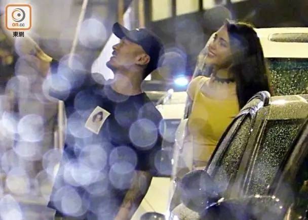 余文乐提新车奥迪RS6 带外籍性感美女游玩!还玩自拍~