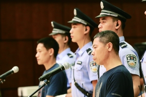 昨日，在朝阳法院，星河湾绑架案两嫌犯姜军（右）、张兆东受审。首席摄影记者 吴宁/摄