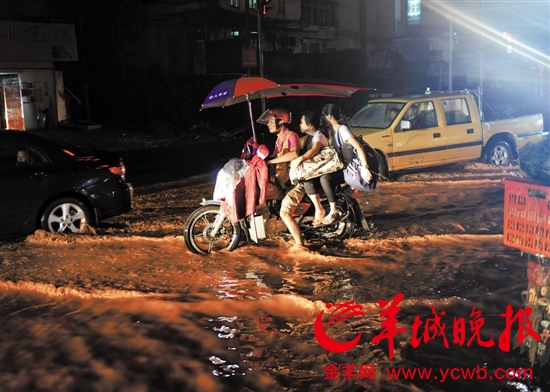 河源龙川遭遇50年一遇特大暴雨 山洪暴发河水