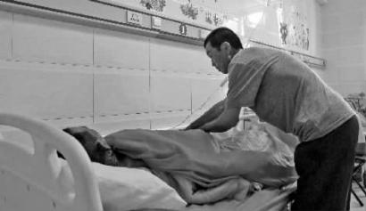任師傅的環(huán)衛(wèi)工同事在照顧他 新文化記者 蔣盛松 攝