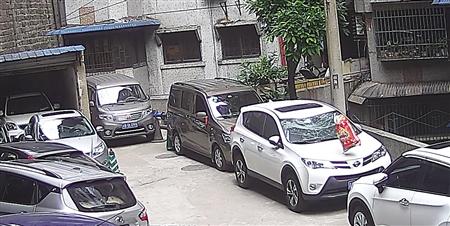 祸!19楼掉下10斤书砸瘪越野车 维修费用估价近