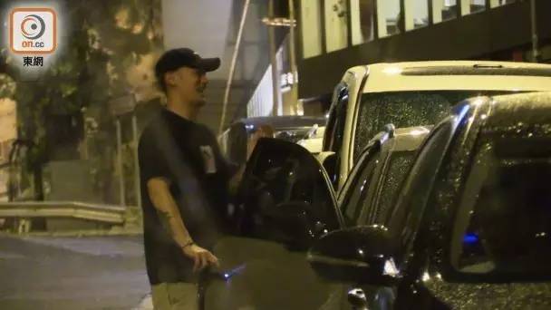 余文乐提新车奥迪RS6 带外籍性感美女游玩!还玩自拍~