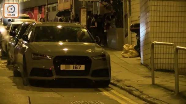 余文乐提新车奥迪RS6 带外籍性感美女游玩!还玩自拍~