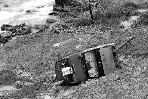 台湾旅游团大巴福建遇山体滑坡翻车1死多伤