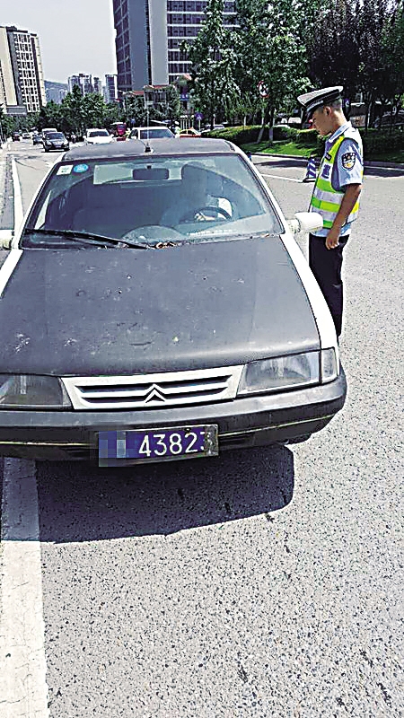 驾照扣得剩1分双面胶遮牌上路|驾照|号牌|民警