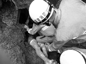 台湾旅游团大巴福建遇山体滑坡翻车1死多伤