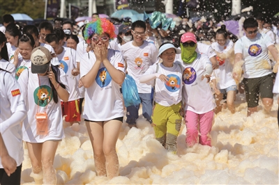 数千市民 参与彩虹泡泡跑