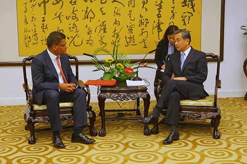 外交部长王毅在北京应约会见英国外交部政务次官沙马.