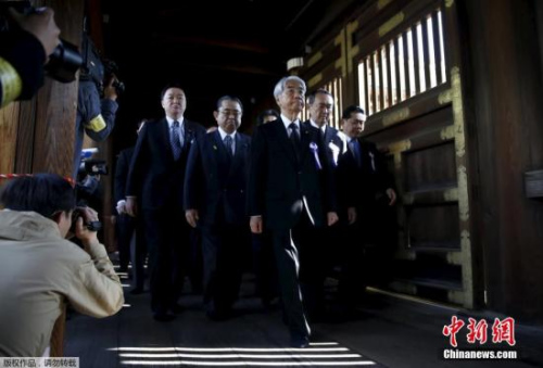 图一：资料图：日本议员参拜靖国神社。