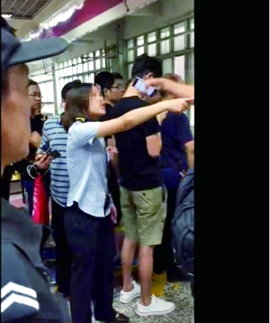地铁工作人员手指乘客骂人。