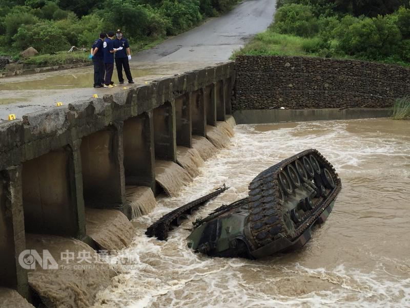台湾陆军坦克翻车原因曝光 指挥官称系转向意