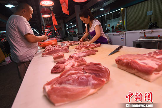 山西太原，民众在菜市场选购猪肉。(资料图)中新社记者 武俊杰 摄