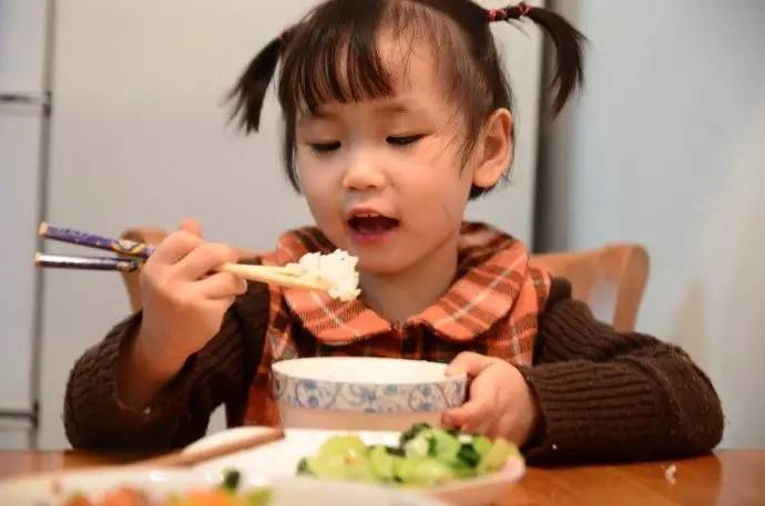 争议 | 北京部分幼儿园中班用餐不再提供勺子 宝