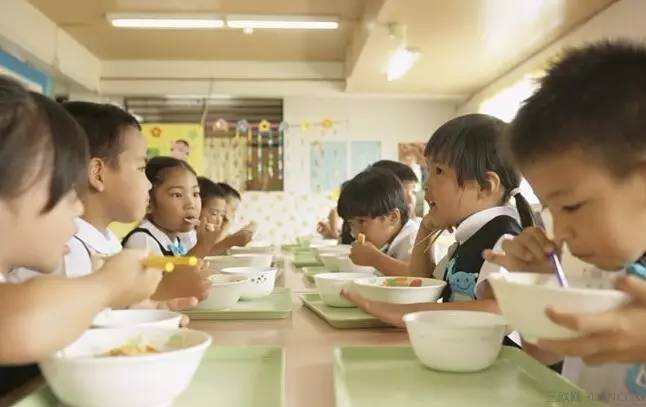 争议 | 北京部分幼儿园中班用餐不再提供勺子 宝