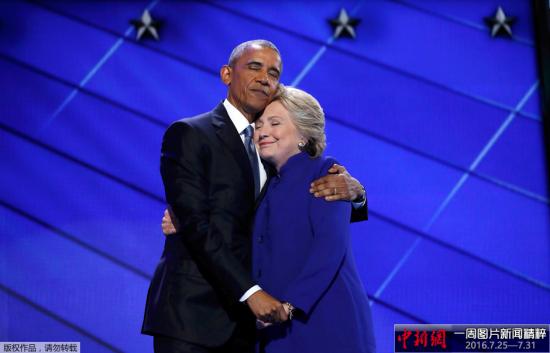 当地时间2016年7月27日，美国费城，美国总统奥巴马出席民主党全国代表大会，发表演讲。偶尔上台的美国民主党候选人希拉里，与奥巴马热情互动，二人搂肩向支持者挥手致意。