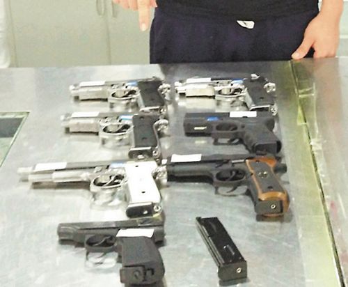 涉案港人携带的枪支。来源：香港《文汇报》