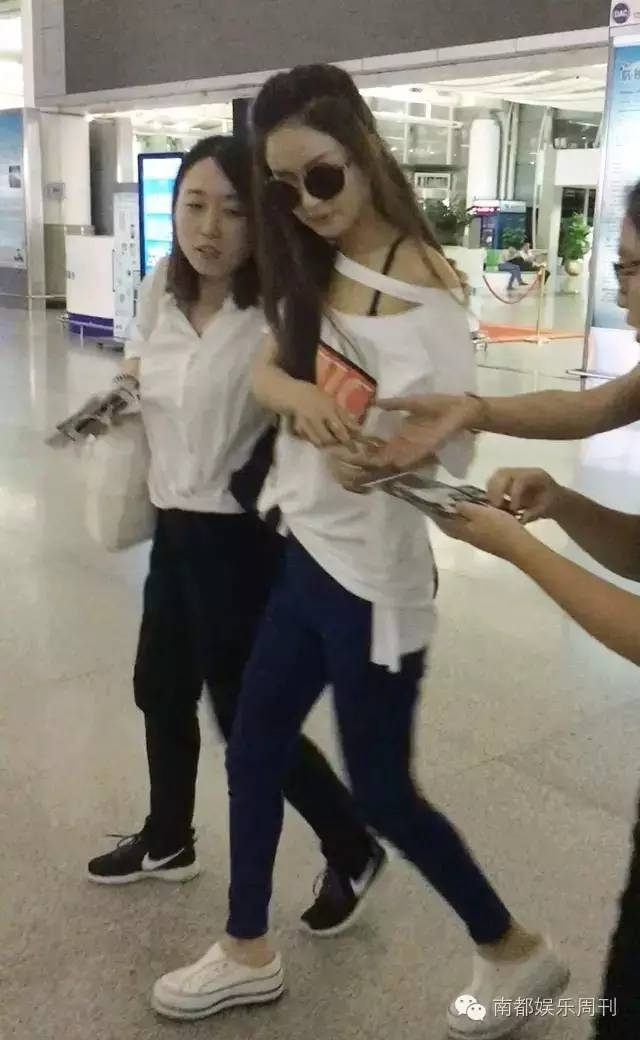 女星机场秀:杨幂唐嫣刘诗诗谁是时髦精?_内地